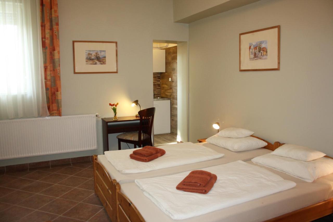 Polus Pension Sopron Exteriör bild
