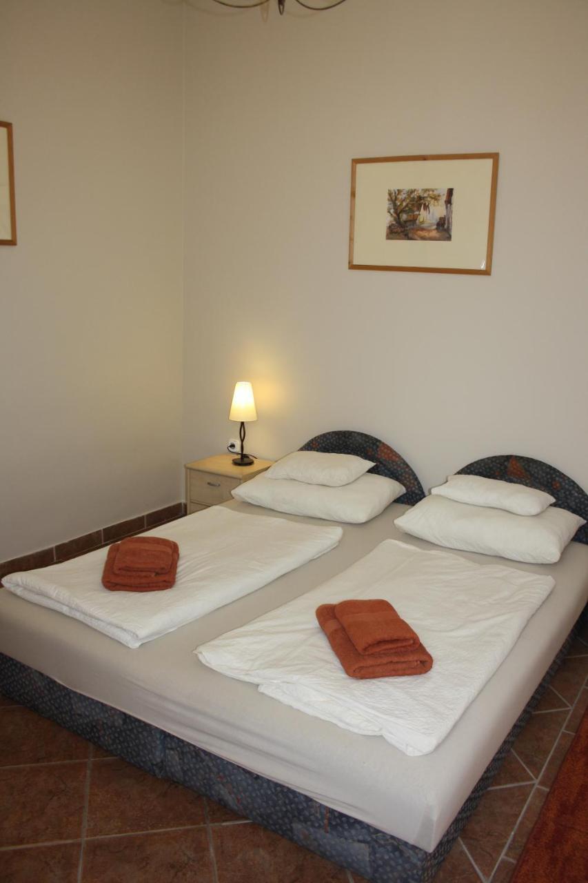 Polus Pension Sopron Exteriör bild