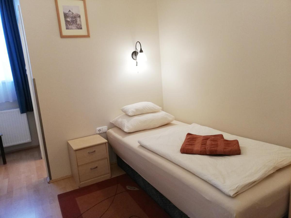 Polus Pension Sopron Exteriör bild