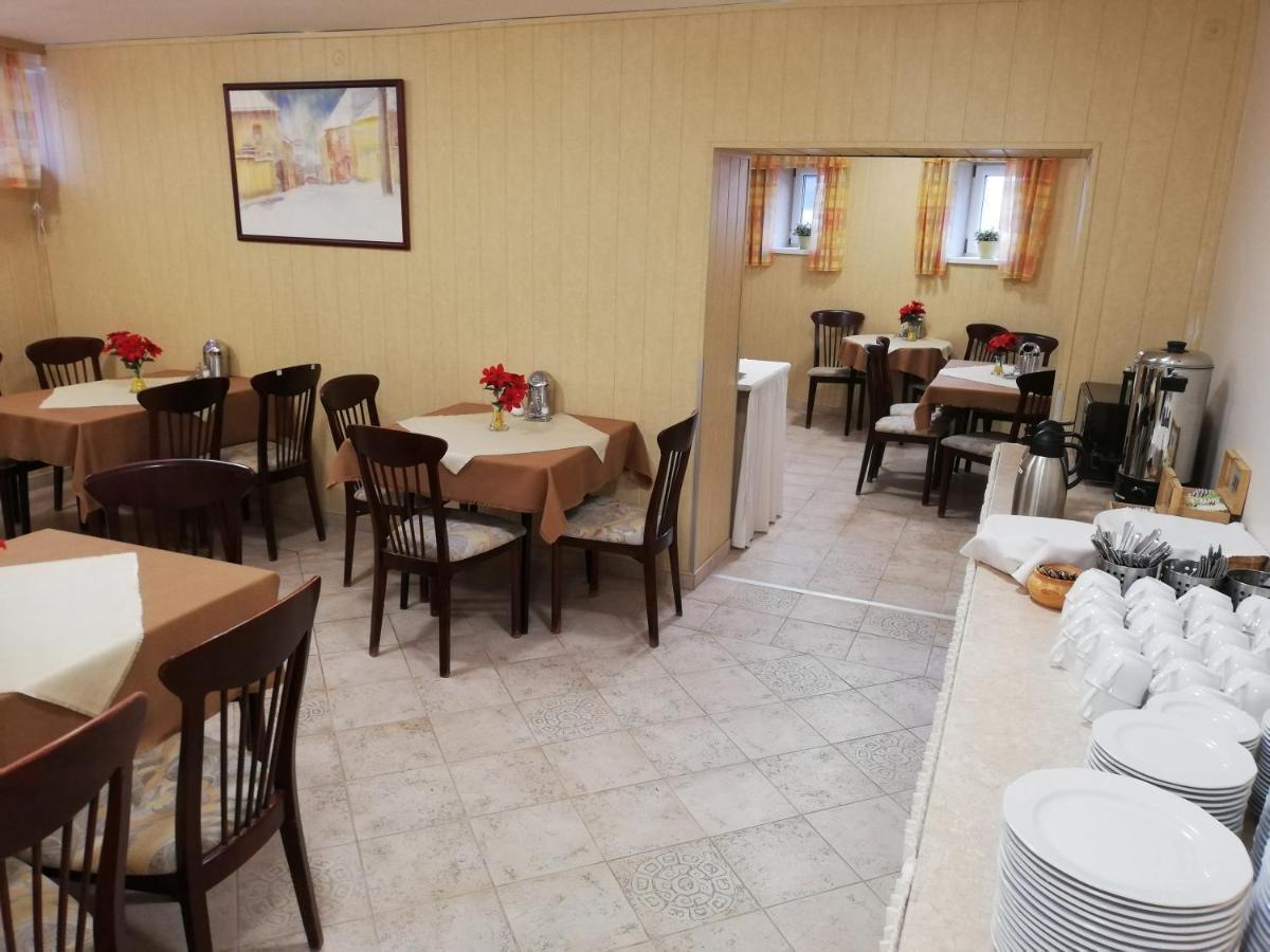 Polus Pension Sopron Exteriör bild